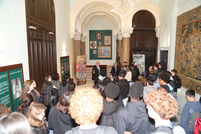 Première visite de lycéens au Musée de la Grande Loge de France